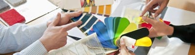kreativprozess bei der ideenreich werbeagentur. Das Zusammenspiel von verschiedenen harmoischen Farben wird mittels Farbkarten festgelegt