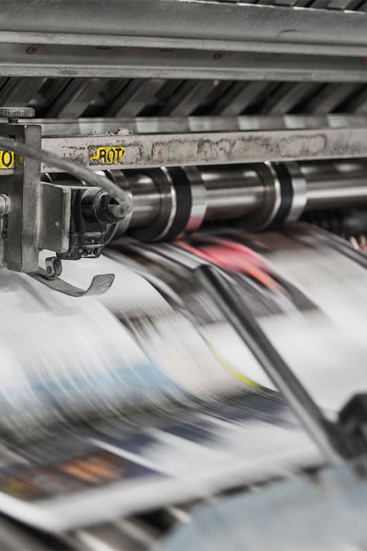 Stylisch gestaltete Druckerzeugnisse kommen aus der Druckmaschine - ideenreich design aus Oberfranken